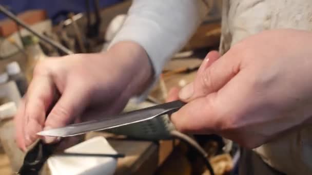 Schwertschmied Gießt Auf Die Messerklinge — Stockvideo