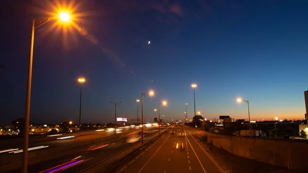 Long Exposure Shot Busy Traffic Highway Moon Blue Orange Sunset — ストック写真