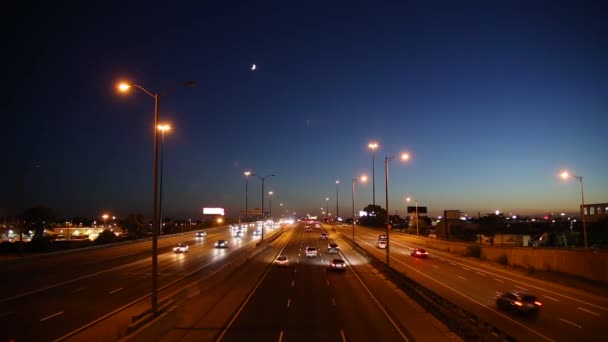 Busy Traffic Highway Moon Blue Orange Sunset Sky Toronto Ontario — ストック動画