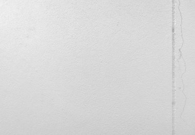 Beyaz alçı duvar dokusunda çatlaklar var. Tasarım için boş beton duvar arkaplanı.