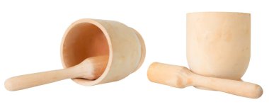 Beyaz zemin üzerinde tokmak ile ahşap havan seti