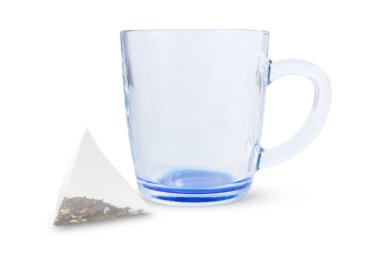 İzole edilmiş beyaz arkaplanda çay poşeti ve boş bardak