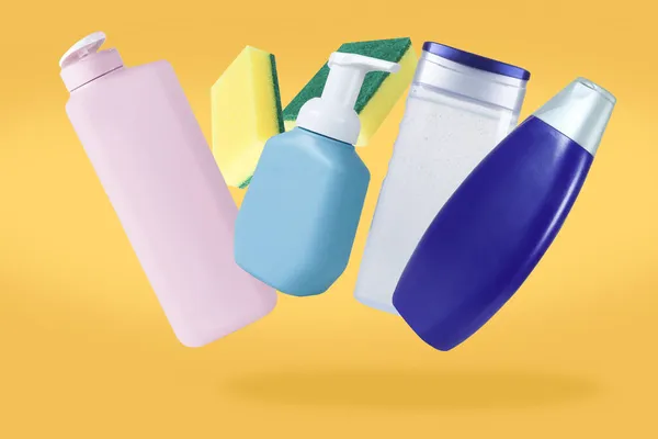 Пластикова Пляшка Падає Повітрі Ізольовано Білому Тлі Засіб Догляду Тілом — стокове фото