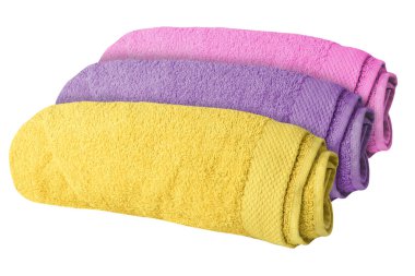 Beyaz arka plan üzerinde temiz yumuşak havlu yığını