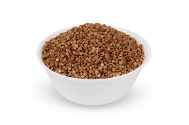 İzole edilmiş beyaz arka planda karabuğday. Beyaz kasede karabuğday