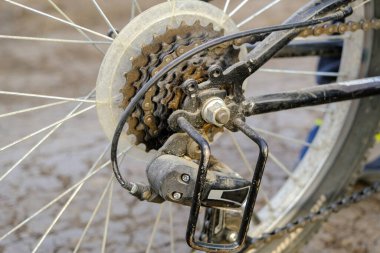 Kirli, tozlu bisiklet vitesi vardiyası yıldızı yakın plan. Yatay fotoğraf