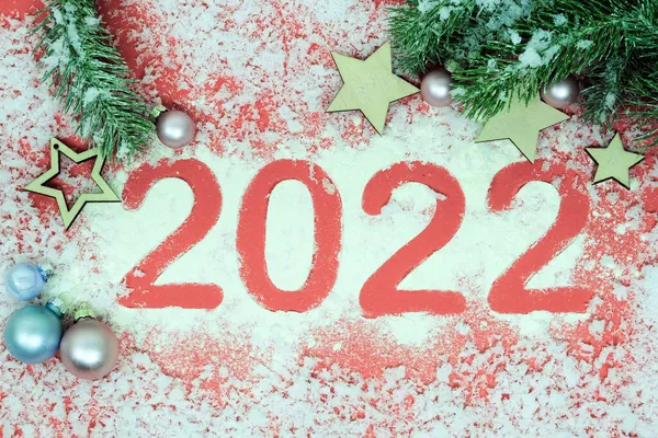2022 sayısı Muka tarafından kırmızı arka planda yazılmıştır. İyi yeni yıl ruhu. Yatay fotoğraf. — Stok fotoğraf