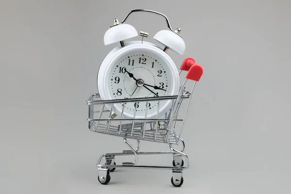 Reloj Blanco Carro Supermercado Sobre Fondo Gris Concepto Ahorro Tiempo Imagen de stock