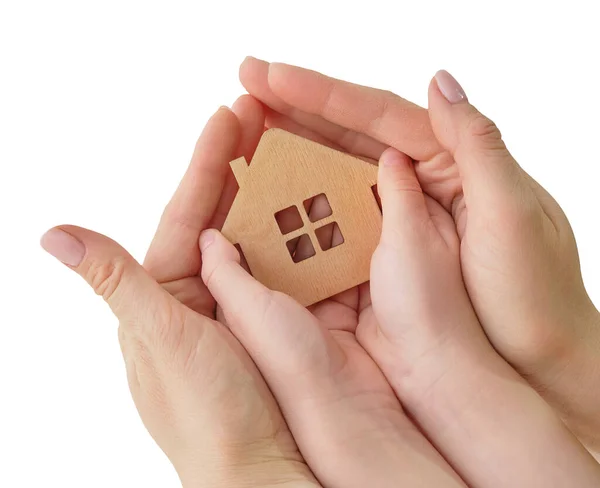 Kadın ve çocuklarda evin küçük bir modelini ele geçirdiler. Konsept - aile evi, evlat edinme, ipotek, ev sigortası, uluslararası aile günü, koruyucu aile. Beyaz, üst görünümde izole.