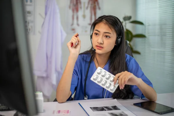 Asyalı Kadın Doktorlar Görüntülü Konuşma Yoluyla Hastalara Semptomlar Ilaçlar Hakkında — Stok fotoğraf