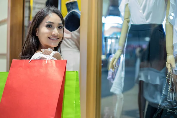 Retrato Asiático Hermosa Feliz Joven Mujer Sonriendo Alegre Ella Sosteniendo — Foto de Stock