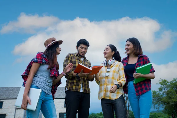 Feliz Grupo Asiático Estudiantes Hablando Sosteniendo Cuadernos Aire Libre Sonriendo — Foto de Stock