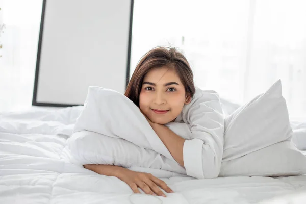 Mulher Asiática Bonita Jovem Sorrindo Mulher Sentada Dormindo Cama Branca — Fotografia de Stock