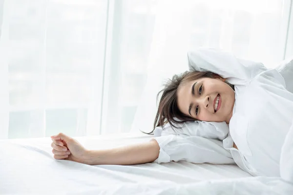Asian Woman Beautiful Young Smiling Woman Sitting Sleeping White Bed — Stock Photo, Image