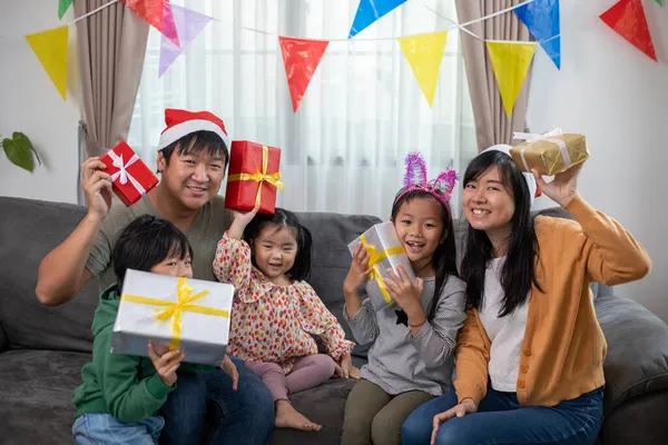 Aziatisch Gelukkig Familie Met Dochter Santa Hoeden Verzameld Kerstmis Tijd — Stockfoto