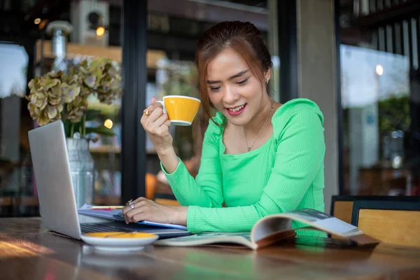 Mulheres Asiáticas Lendo Livro Sorrindo Feliz Relaxando Café Depois Trabalhar — Fotografia de Stock