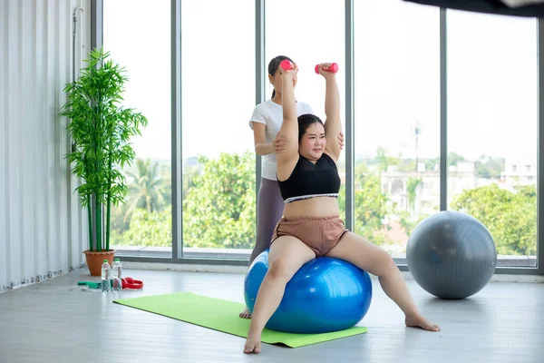 Zwei Asiatinnen Beobachten Und Lernen Yoga Übungen Online Auf Ihrem — Stockfoto