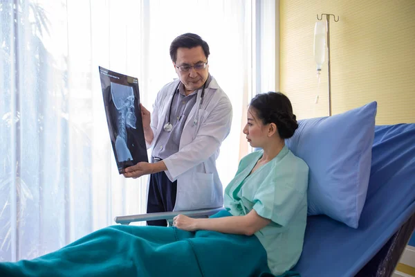 Doktor Beyin Röntgeni Sonuçlarını Hastanedeki Ofisinde Bulunan Bir Kadın Hastaya — Stok fotoğraf