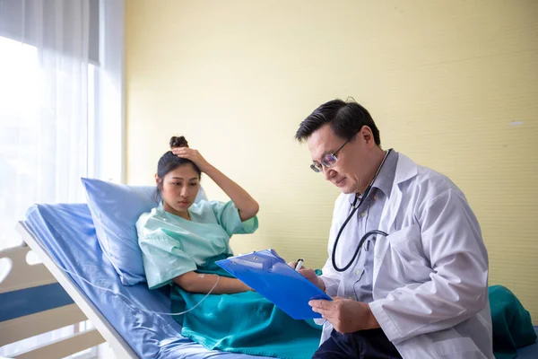 Doktorlar Hastanede Yatan Bir Kadın Hastaya Hastalığın Olduğunu Soruyor Açıklıyor — Stok fotoğraf