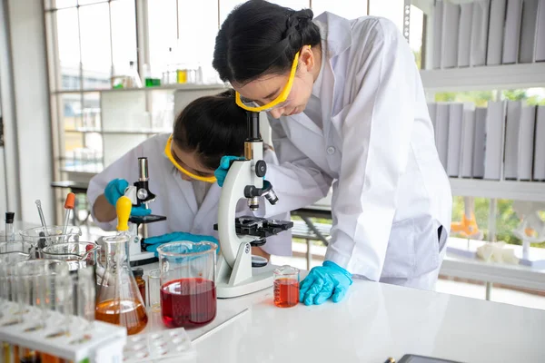 Medical Research Scientists Working Microscope Tablet Test Tubes Micropipette Analysis — Stockfoto