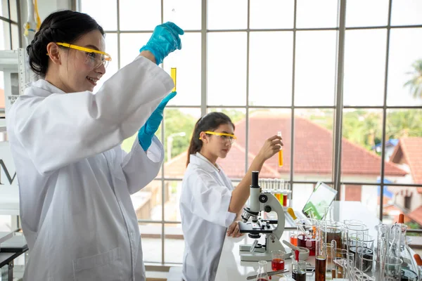 Medical Research Scientists Working Microscope Tablet Test Tubes Micropipette Analysis — Stockfoto