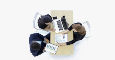 İş adamları kadın grubu iş ortakları için not defteri kullanıyor toplantıda belgeler ve fikirler tartışıyorlar ve iş kadınları çalışmaktan mutlu gülümsüyor 