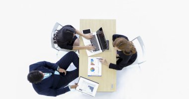 İş adamları kadın grubu iş ortakları için not defteri kullanıyor toplantıda belgeler ve fikirler tartışıyorlar ve iş kadınları çalışmaktan mutlu gülümsüyor 