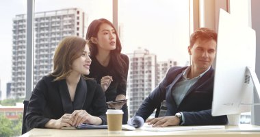 İş adamları kadın grubu iş ortakları için not defteri kullanıyor toplantıda belgeler ve fikirler tartışıyorlar ve iş kadınları çalışmaktan mutlu gülümsüyor 