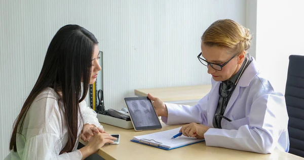 Woman Doctor Holding Ray Tablet Talking Women Patient Ward Hospital — Stock fotografie