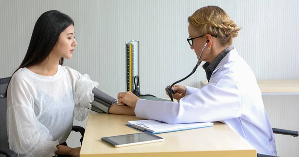 Médicas Usaram Estetoscópio Para Verificar Pulmões Paciente Hospital — Fotografia de Stock