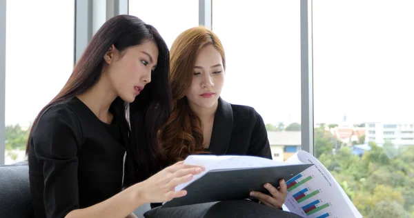 Ázsiai Üzletasszonyok Megvitatása Dokumentumok Ötletek Találkozón Üzleti Nők Mosolyogva Boldog — Stock Fotó