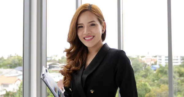 Asiatische Geschäftsfrauen Lächeln Glücklich Weil Sie Arbeiten — Stockfoto