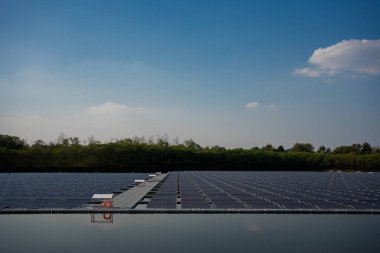 Gölde suyun üzerinde yüzen güneş enerjisi santrali, alternatif yenilenebilir enerji.