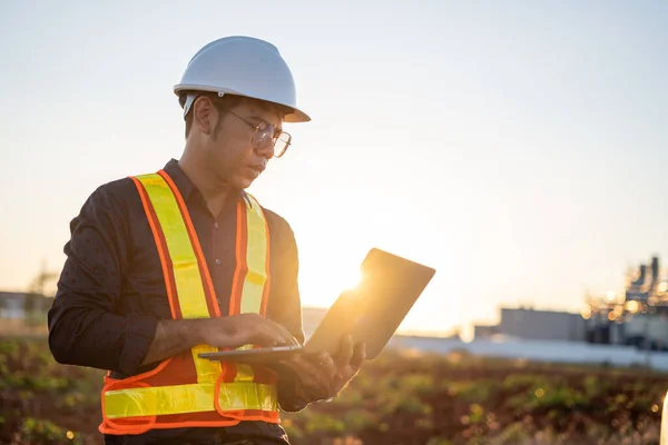 Ingenieur Werkt Met Laptop Bouwplaats Bij Zonsondergang — Stockfoto