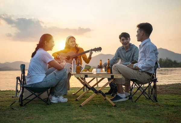Feliz Grupo Amigos Asiáticos Tocar Guitarra Cantar Disfrutando Camping Beber — Foto de Stock