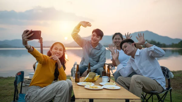 Grupo Amigos Acampando Juntos Usando Selfie Teléfono Inteligente Durante Las — Foto de Stock