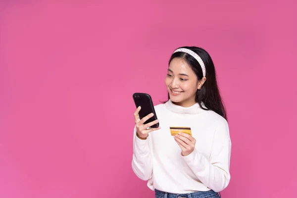Vackra Asien Kvinnor Leende Använda Smartphone Och Kreditkort Köp Online — Stockfoto