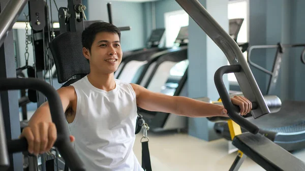 Aziatische Mannen Doen Borst Oefening Sportschool — Stockfoto