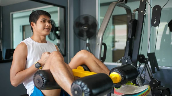 Aziatische Mannen Atleet Doen Oppas Oefening Met Machine Versterken Spier — Stockfoto