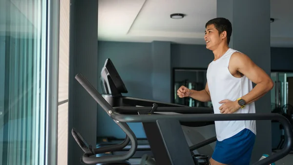Aziatische Mannen Zijn Blij Joggen Hardlopen Een Loopband Sportschool — Stockfoto