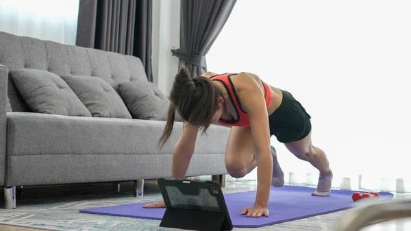 Junge Muskulöse Fitness Frau Macht Bergsteigergymnastik Hause Auf Wohnzimmerboden — Stockfoto