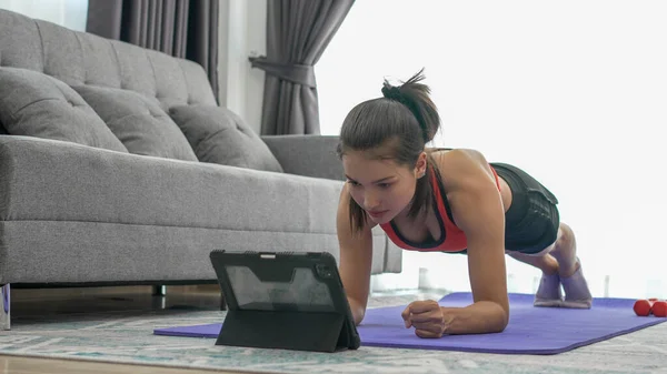 Junge Muskulöse Fitness Frau Beim Planking Training Auf Yogamatte Hause — Stockfoto