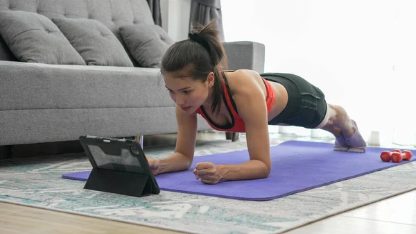Junge Muskulöse Fitness Frau Beim Planking Training Auf Yogamatte Hause — Stockfoto