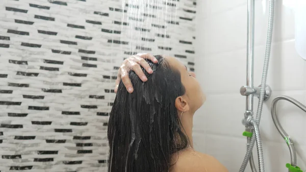 Νεαρή Γυναίκα Κάνει Ντους Και Λούζει Μαλλιά Της Στο Μπάνιο — Φωτογραφία Αρχείου