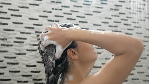Wanita Muda Mandi Dan Mencuci Rambutnya Kamar Mandi — Stok Foto