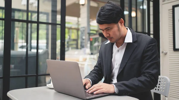 Affärsman Skriver Laptop Tangentbordet För Att Arbeta — Stockfoto