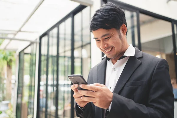 Primer Plano Hombre Negocios Escribiendo Teléfono Inteligente Oliendo — Foto de Stock