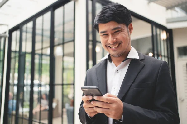 Primer Plano Hombre Negocios Escribiendo Teléfono Inteligente Oliendo — Foto de Stock