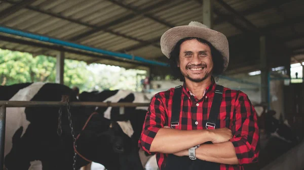 奶牛场里快乐的笑着的农民 农业和畜牧业概念 奶牛在奶牛饲养场吃干草 — 图库照片