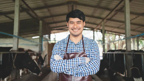 Contadini Sorridenti Felici Caseificio Concetto Agricoltura Agricoltura Zootecnia Vacca Latte — Foto Stock